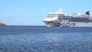 Круизный лайнер NORWEGIAN PEARL входит в устье Даугавы, направляясь в Рижский свободный порт