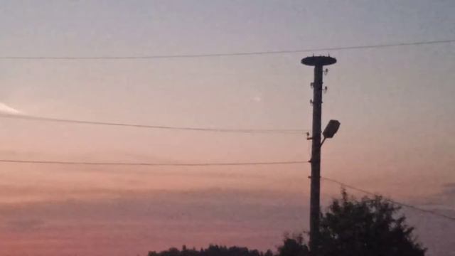 Красивый НЛО. Светился, как фейерверк, в конце очень красиво взорвался. смотреть онлайн