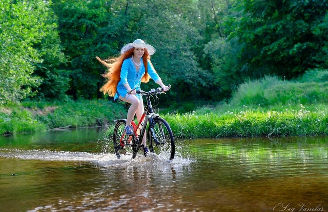 Хороший летний видео. Девушка лето на велосипеде. Велосипед на природе. Катание на велосипеде. Велосипед для девочки.