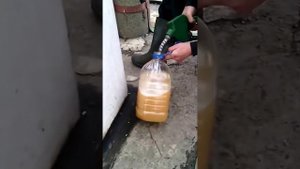 Понятно почему запрещают заливать бензин в пластиковую и стеклянную тару на заправке.