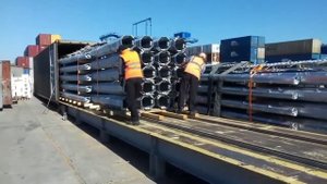 Погрузка опор в контейнер устройством Joloda на терминале