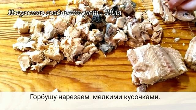 Рыбный пирог с сыром и луком в слоёном тесте. Простой рецепт с консервированной горбушей.