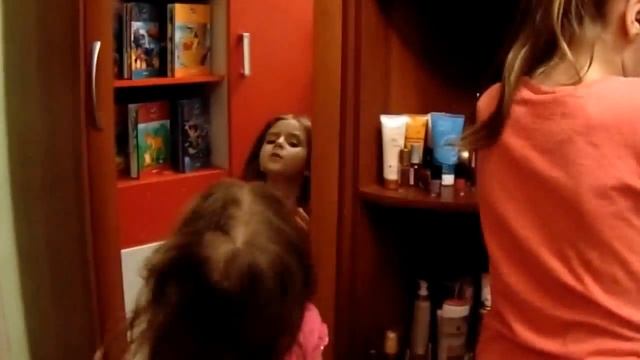 Девочки остались одни дома с маминой косметикой. смотреть онлайн
