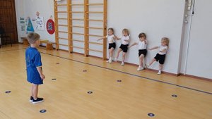 Я играю в инструктора по физической культуре