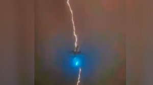 Молния ударила в пассажирский самолет во время взлета в Ванкувере