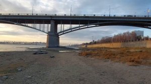 НОВОСИБИРСК 4К/ РЕКА ОБЬ ОБМЕЛЕЛА НА ДЕСЯТКИ МЕТРОВ ОТ БЕРЕГА/МИХАЙЛОВСКАЯ НАБЕРЕЖНАЯ 25.10.2021