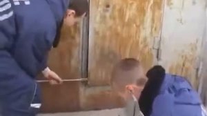 Закрылся в гараже и завел машину задохнулся от угарного газа