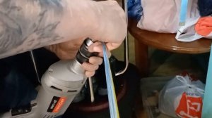 КАК ИЗ СТАРЫХ тонкихНИТОК СКРУТИТЬ ПОЯС ДЛЯ ПЛАТЬЯ. ПЛЕТЕНИЕ ШНУРКА и завязок на рукав с кисточко