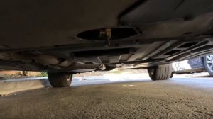 Замена автомобильного масла, слив масла через кран