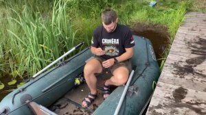 Рыбачу на поплавок с лодки в камышах