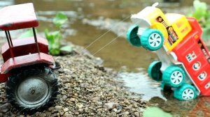 Грузовичок застрял в маленьком ручье