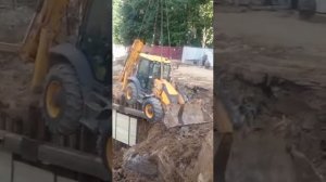 Трактор упал в яму