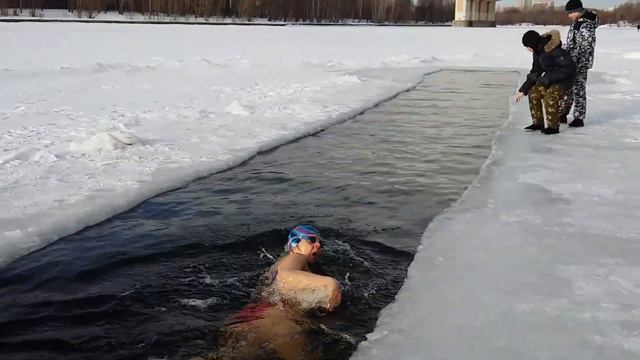 22.01.2017  Максим Белецкий в ледяной воде и Анна Еремеева (25 м)