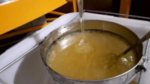 Сливаю мёд с акации желтой(майский мед)