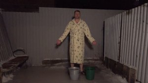 Как правильно закаляться? Уроки обливания от Уральского Водолея!