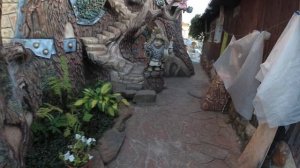 как оформить фасад  дома.  арт  бетон   скульптура домового  и скала   грот.