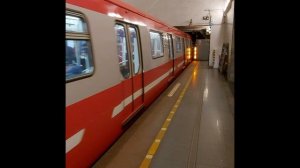 Прибытие метропоезда на станцию метро Балтийская, Санкт-Петербург