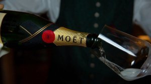 Не от Moët: Moet Hennessy остановил поставки шампанского в Россию | пародия «Долгожданный Самолёт»