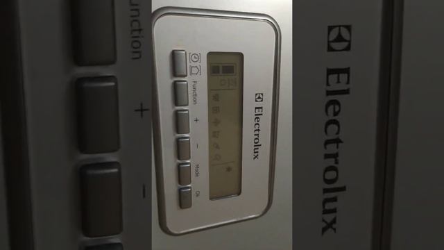 Холодильник Electrolux ENB 43691 X, почему мигает дисплей га двери?