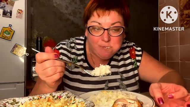 Мукбангрис курица салатОбжор и разговоры на камеру.mp4