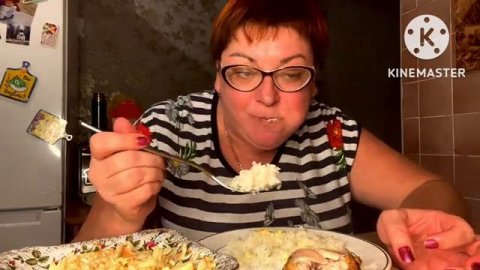 Мукбангрис курица салатОбжор и разговоры на камеру.mp4