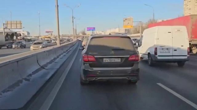 В Москве водитель автомобиля «Mercedes-Benz» намеренно не пропускал скорую помощь. Шлагбаум смотреть онлайн