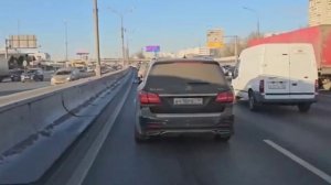 В Москве водитель автомобиля «Mercedes-Benz» намеренно не пропускал скорую помощь. Шлагбаум