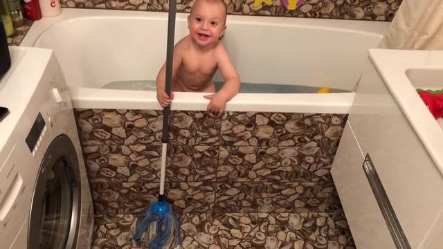 Wipe the floor before leaving the bathroom / Вытирайте пол перед выходом из ванной смотреть онлайн