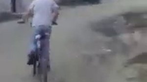 пацан засунул бутылку в велек и пердит как трактор