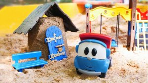 Грузовичок Лёва строит домик из песка! Видео для малышей Песочница