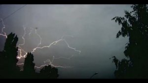 Появление огромного линзообразного НЛО после удара молнии  Покадровое видео