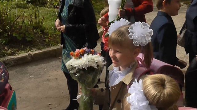 Первоклассница, первоклассница - Белый бант на голове. смотреть онлайн