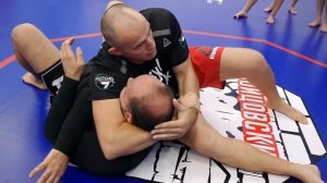 Удушение через руку от Алексея Олейника