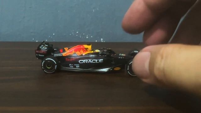World Champion: Unboxing an Oracle Red Bull Racing RB18 (Max Verstappen) by Mini GT смотреть онлайн