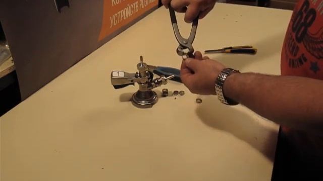 Как обжать одноразовый ушной хомут?
