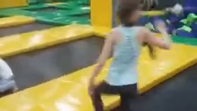 Мы в развлекательном центре) батут парк) смотреть онлайн