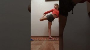 Учимся стоять на одной ноге.