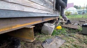 Подъем дома на винтовой свайный фундамент в октябре 2017.