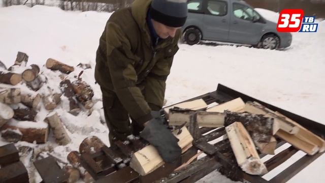 Необычное устройство для колки дров придумал житель Усть-Кубинского района смотреть онлайн