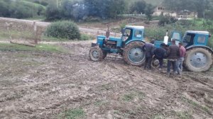 Трактор Т-40 сломался.На помощь едет другой Т-40 и буксирует его.