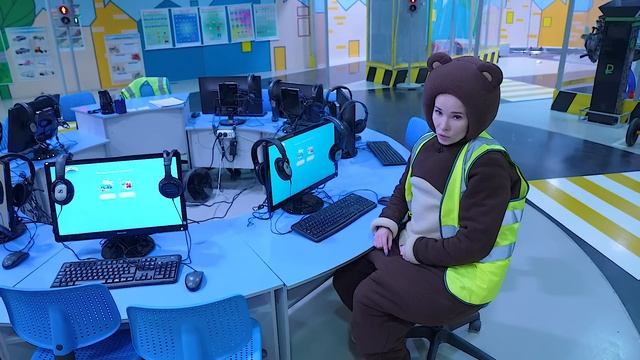 Маленькая Вера и Медведь - Видео про машики - Автогородок в Кидбурге