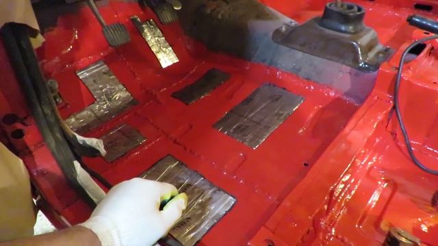 Шумоизоляция пола старого автомобиля Москвич 426 2140 412 408 шумка виброизоляция