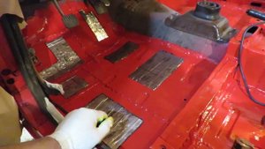 Шумоизоляция пола старого автомобиля Москвич 426 2140 412 408 шумка виброизоляция