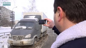 Припаркованные автомобили мешают механизированной уборке снега