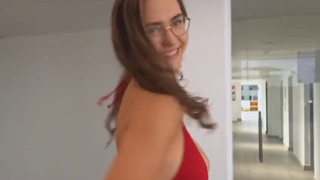 Красивая сексуальная девушка в очках и бикини