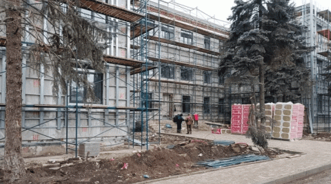 И стройка, и уборка: Россия восстанавливает освобожденный Мариуполь