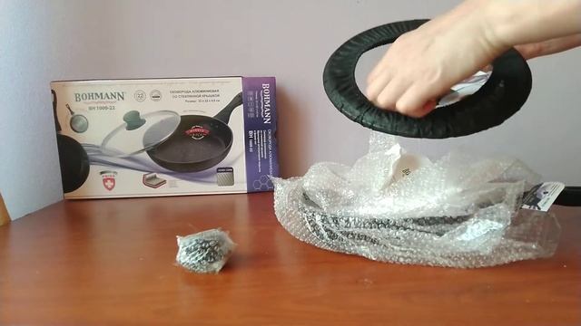 Bohmann BH 1000-22 распаковываем сковороду с шестигранными сотами на дне и 6 слойным дном и стенкой смотреть онлайн