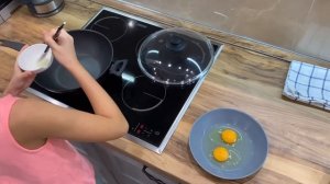 Дети готовят яичницу!