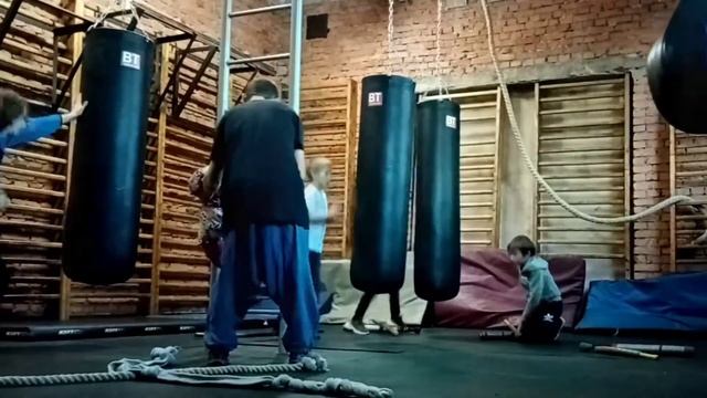 Основы кулачного боя для подростков Игра: кресты, хлопушки, шапки. Физкультура в народном стиле. РУ