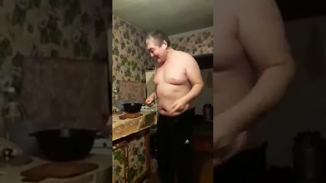 Готовит ужин жене смотреть онлайн